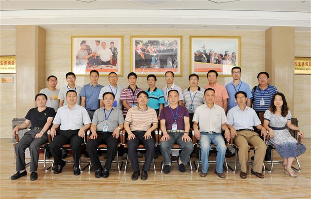 参加授牌的川师大化学与材料科学学院领导与棠外领导合影