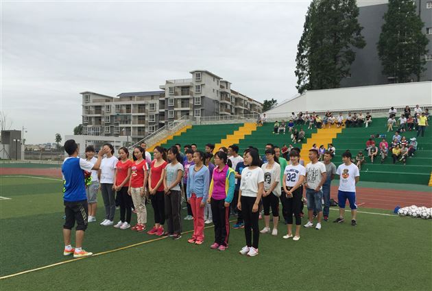 棠外附小教师蔡熙应邀为双流县中小学体育教师足球培训授课