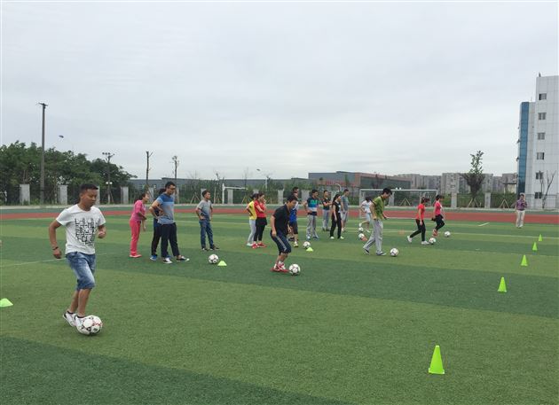 棠外附小教师蔡熙应邀为双流县中小学体育教师足球培训授课