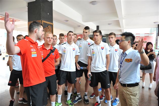 斯洛伐克U18国家足球队访问棠外附小