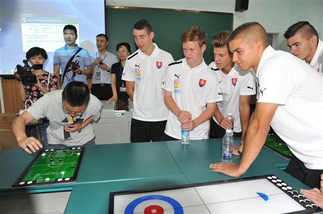 斯洛伐克U18国家足球队访问棠外附小