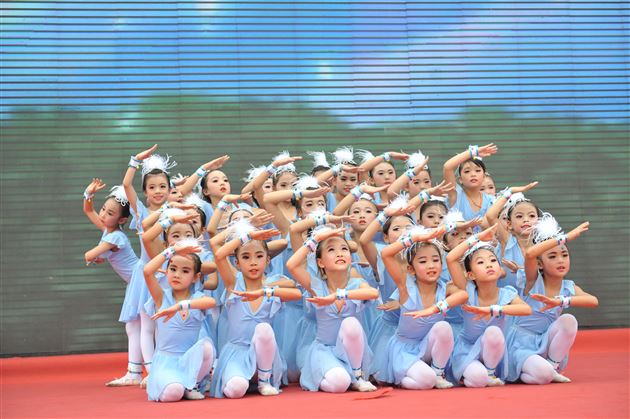 棠外附小隆重举行2014-2015学年度下期期末综合素质展示活动暨散学典礼