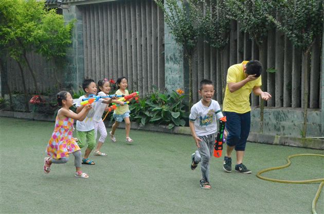 “冰凉一夏”——记棠外实验幼稚园大班“打水仗”活动