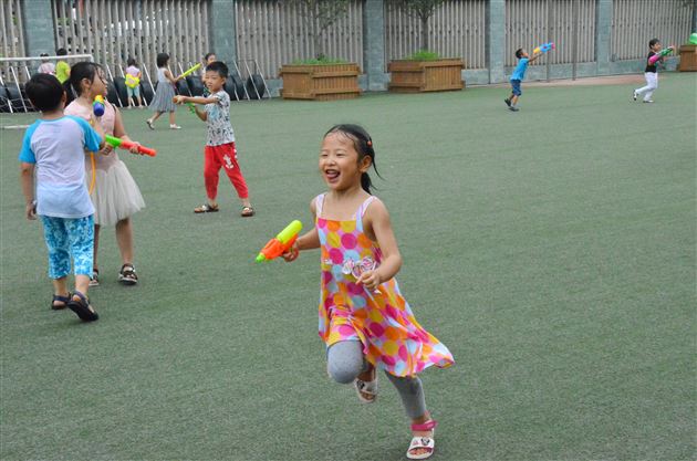 “冰凉一夏”——记棠外实验幼稚园大班“打水仗”活动