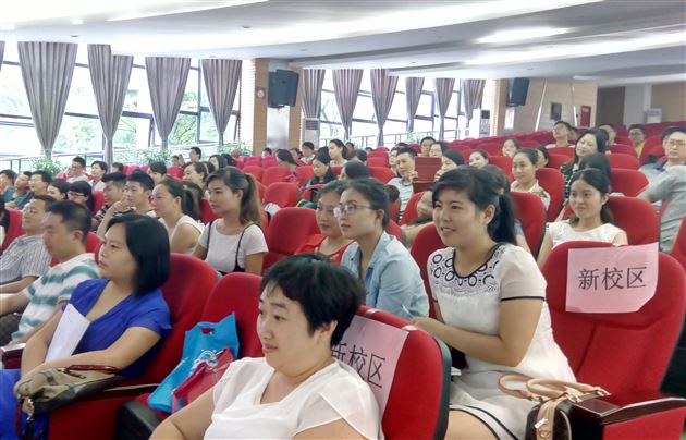 棠外教师孙晓晖受成都七中育才学校邀请作专题德育讲座