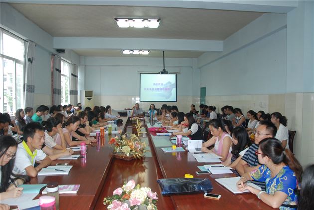 引领正确价值观，创真正“贵族学校”——记中央电视台曹绪中编导为棠外附小老师做讲座</p><p>　　