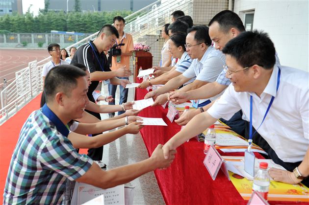 棠外初中部隆重举行新学年开学典礼暨教师节表彰大会