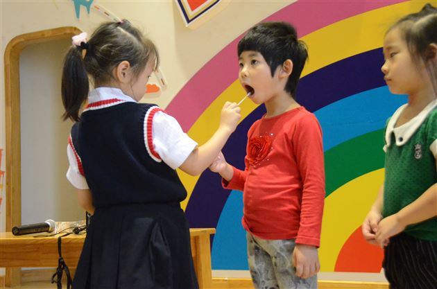 保护牙齿，从小做起——记棠外实验幼稚园家长义工进课堂活动