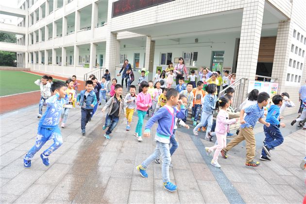 棠外附小成功举行安全疏散演练