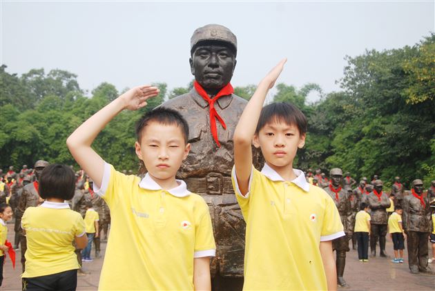 喜迎少先队建队66周年 少先队员向抗战英雄敬礼——记棠外附小五年级全体师生建川博物馆之行