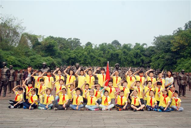 喜迎少先队建队66周年 少先队员向抗战英雄敬礼——记棠外附小五年级全体师生建川博物馆之行