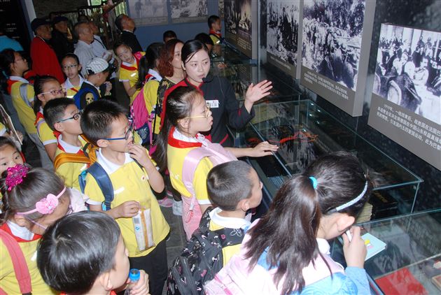 喜迎少先队建队66周年 少先队员向抗战英雄敬礼——记棠外附小五年级全体师生建川博物馆之行