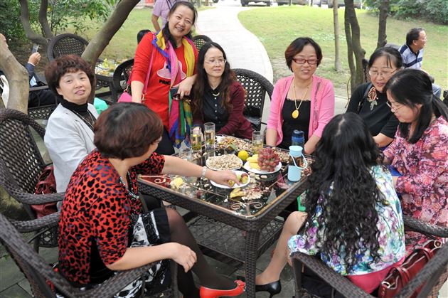 重九胜春光 敬贤传德风——记棠外2015年重阳节敬老活动