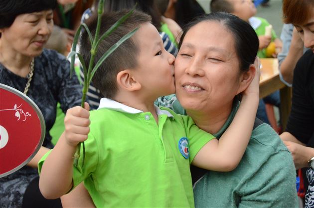 我和爷爷奶奶一起过重阳——记棠外实验幼稚园重阳节敬老活动
