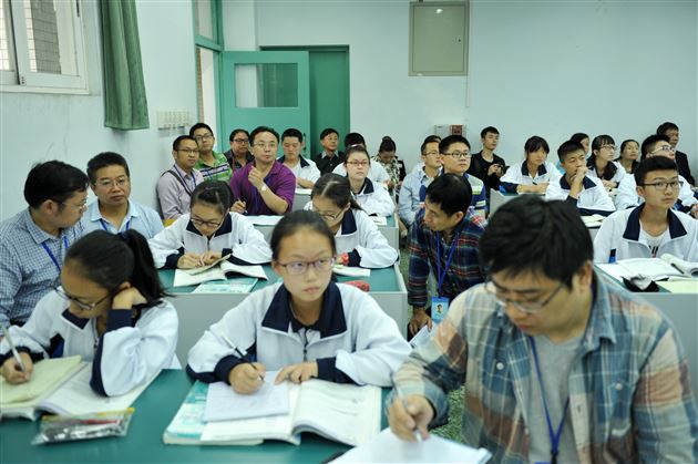 棠外教师崔瑛、汪建均为海南骨干教师考察团献课