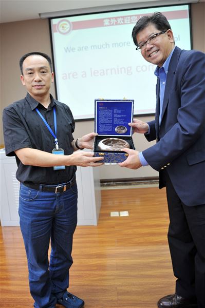 美国校长寻友好学校 四川棠外结友谊之花——记美国名校明泉中学校长莅临棠外