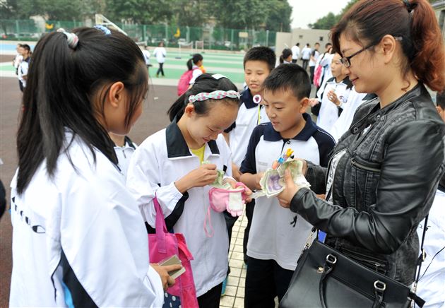 “棠外有您更温暖”--记棠外第十二届师生爱心义卖游园活动