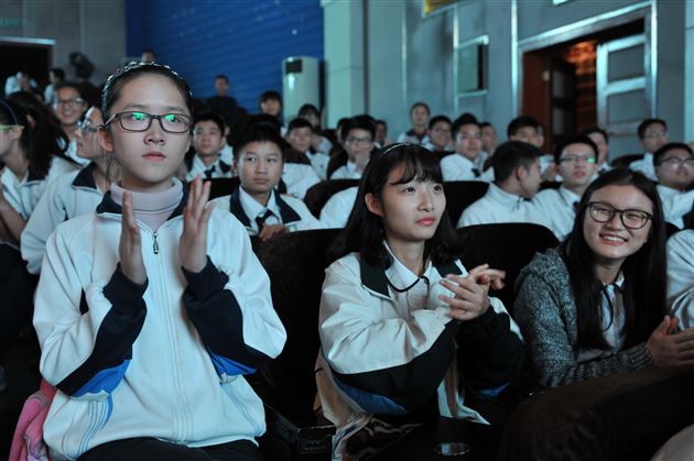 金色年华 与诗同行——记棠外高2015级诗歌演诵会