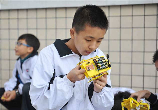 哇塞，这个机器人萌萌哒！——第十三届四川省青少年机器人创新实践活动分赛场比赛在棠外举办