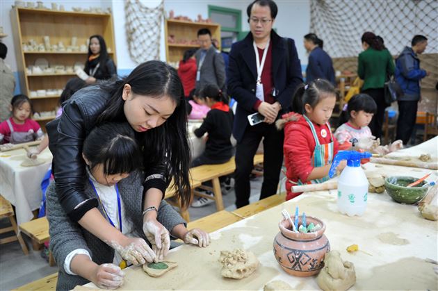 四川省教育厅体卫艺处组织全省地市州县教育局长到棠外参观考察