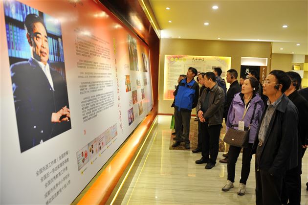 四川省教育厅体卫艺处组织全省地市州县教育局长到棠外参观考察