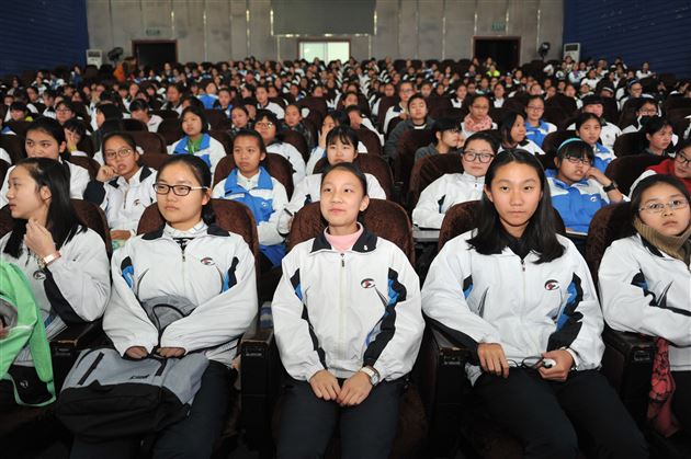 花季飞扬 快乐成长——棠外举办初2014级女生青春期健康知识讲座