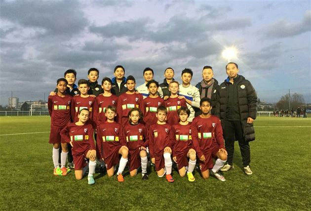 与梅斯小球员合影