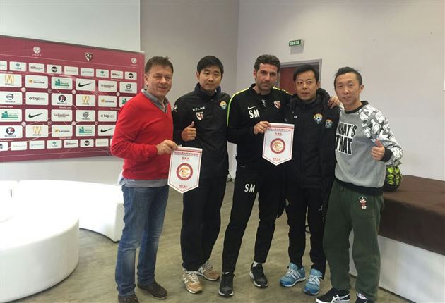 与梅斯俱乐部主任德里先生和技术总监塞巴斯蒂安合影