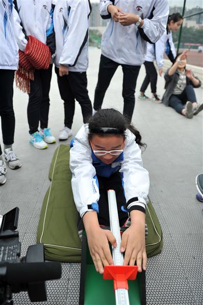 抓学习兼顾健体魄，少年强才能中国强——棠外初2013级举行 “一二·九” 纪念活动暨师生趣味运动会