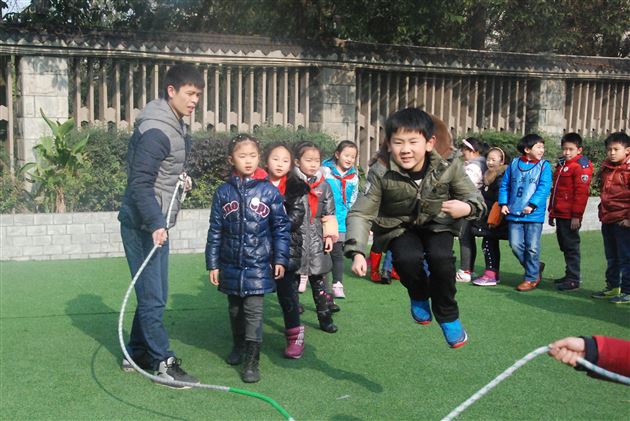 长绳舞动,跳出冬日热情——棠外附小举行跳长绳比赛