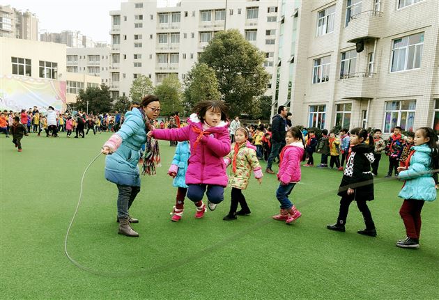 长绳舞动,跳出冬日热情——棠外附小举行跳长绳比赛