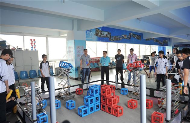 初中部VEX机器人代表队备战四川省第13届青少年科技创新实践活动