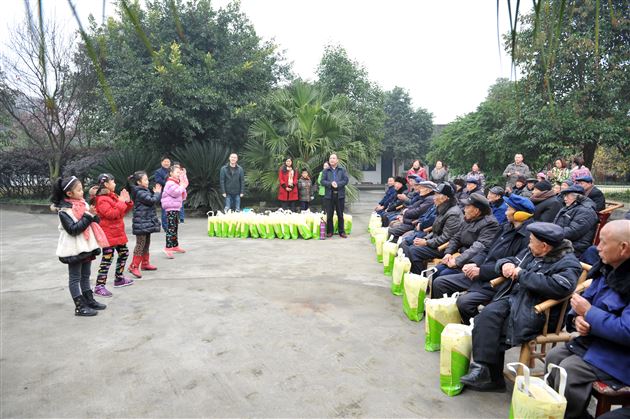 冬日暖阳 御寒冬衣敬老人——记棠外附小“爱心体验 快乐相伴”系列活动