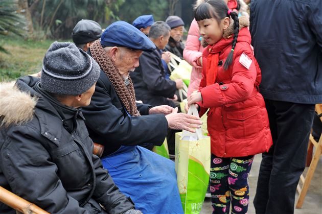 冬日暖阳 御寒冬衣敬老人——记棠外附小“爱心体验 快乐相伴”系列活动