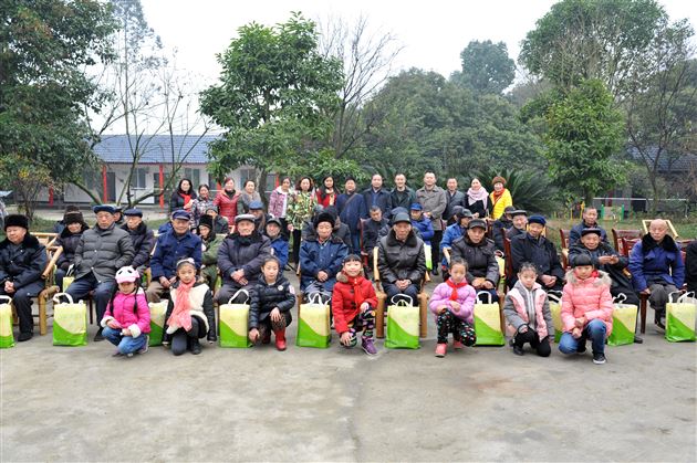 冬日暖阳 御寒冬衣敬老人——记棠外附小“爱心体验 快乐相伴”系列活动