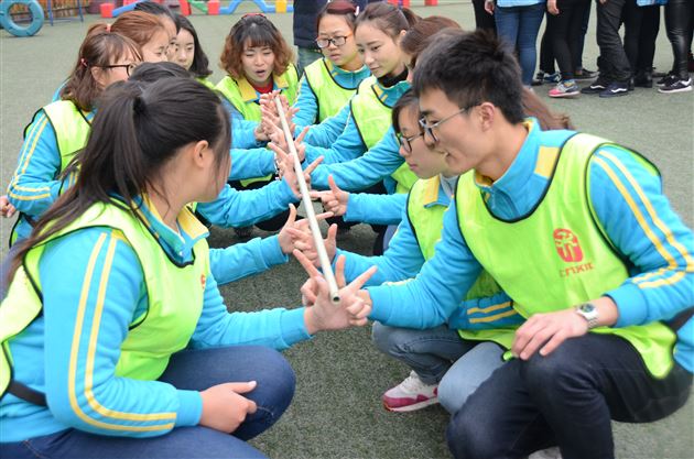 学校新闻_(沟通、信任、团结、协作--棠外实验幼稚园开展素质拓展训练_文\/曾洪伟 图\/崔健)_棠中外语学校·棠外·www.tangwai.com