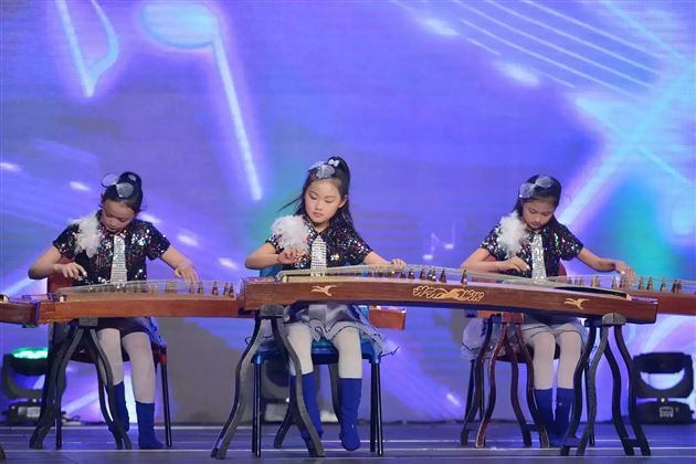 棠外学生李卓然、王诗童担任“星光耀香港”全国校园春节联欢晚会主持