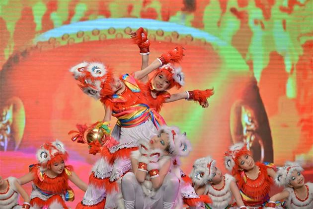 棠外学生李卓然、王诗童担任“星光耀香港”全国校园春节联欢晚会主持