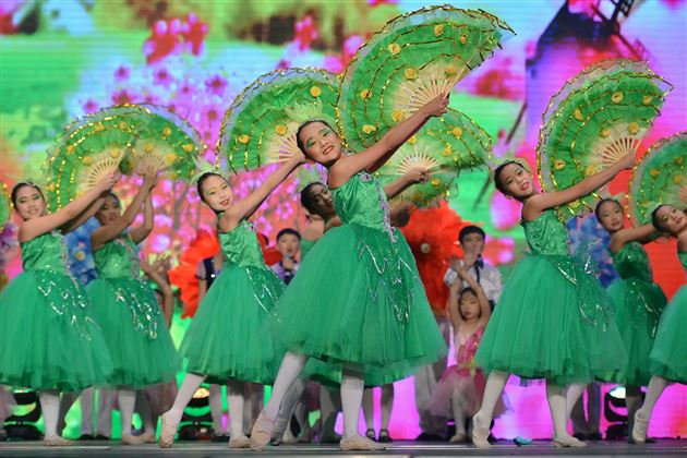 棠外学生李卓然、王诗童担任“星光耀香港”全国校园春节联欢晚会主持