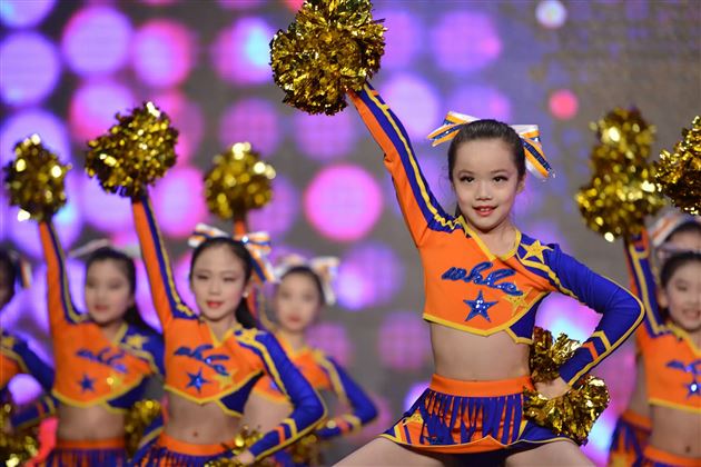 棠外学生李卓然、王诗童担任“星光耀香港”全国校园春节联欢晚会主持