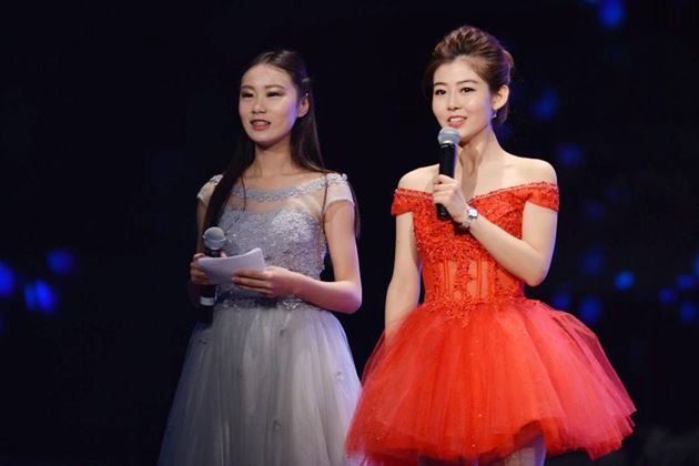 棠外学生李卓然、王诗童担任“星光耀香港”全国校园春节联欢晚会主持