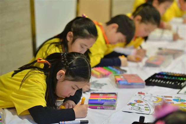 棠外学生李卓然、王诗童担任“星光耀香港”全国校园春节联欢晚会主持