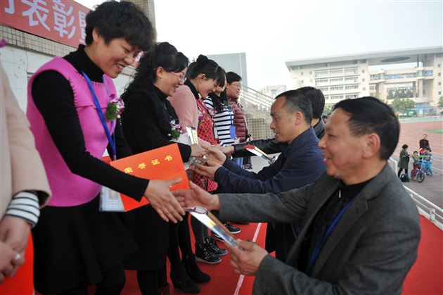 棠外隆重举行“三八”国际劳动妇女节庆祝表彰暨联欢会