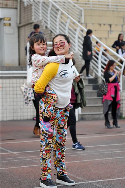 棠外隆重举行“三八”国际劳动妇女节庆祝表彰暨联欢会