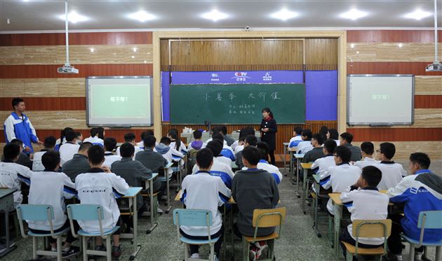 小友善 大价值——记高中部修身班会课赛课及班主任师徒结对活动