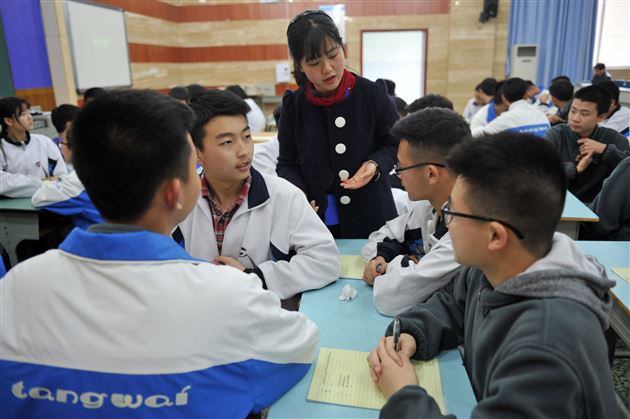 小友善 大价值——记高中部修身班会课赛课及班主任师徒结对活动