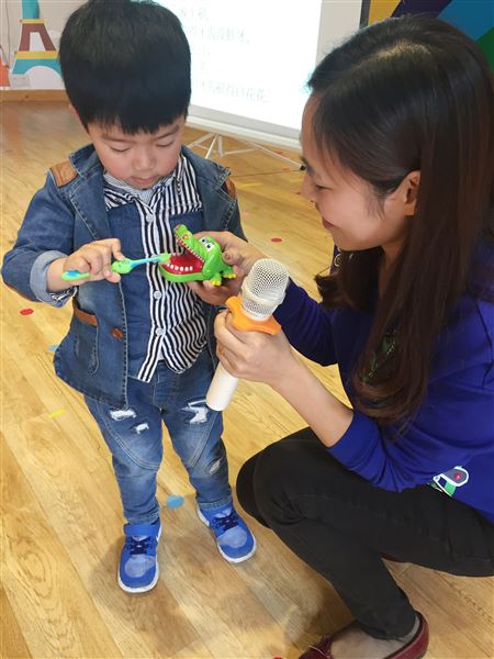 我们的牙齿和眼睛——记棠外实验幼稚园家长义工课堂活动