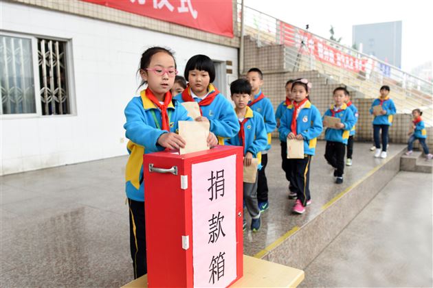 命悬一线孝女救，百万巨款爱心筹——记棠外师生、家长为张馨予同学救父的爱心捐助活动