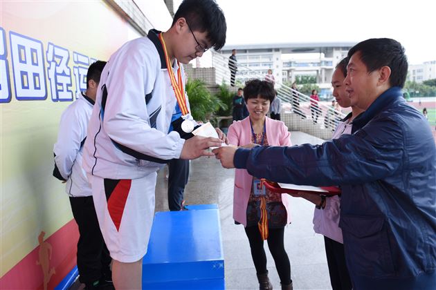 雏鹰展翅，驰骋赛场——棠外初、高中部举行第十三届学生田径运动会