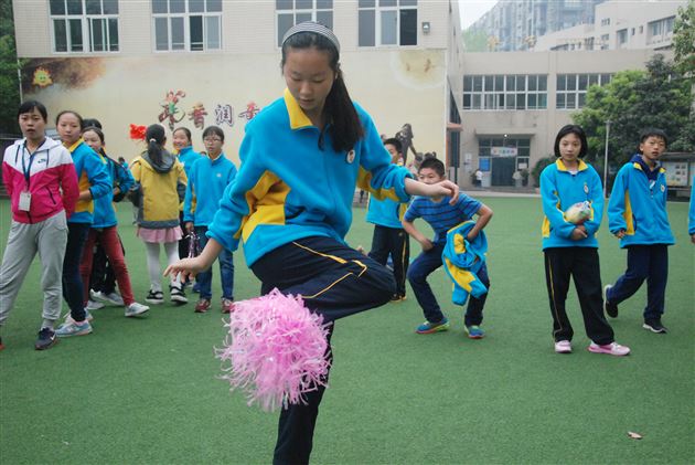 五彩毽子飞起来——记棠外附小春季踢毽子比赛